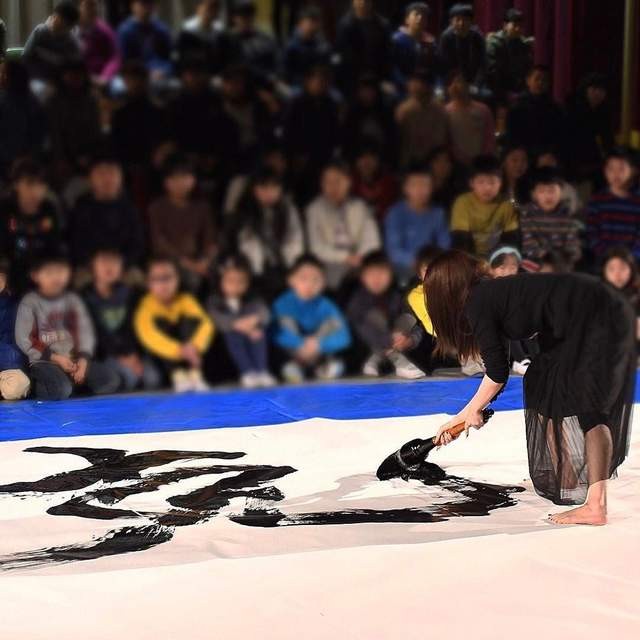 日本美女书法家真澪 写字的时候真是很舒心