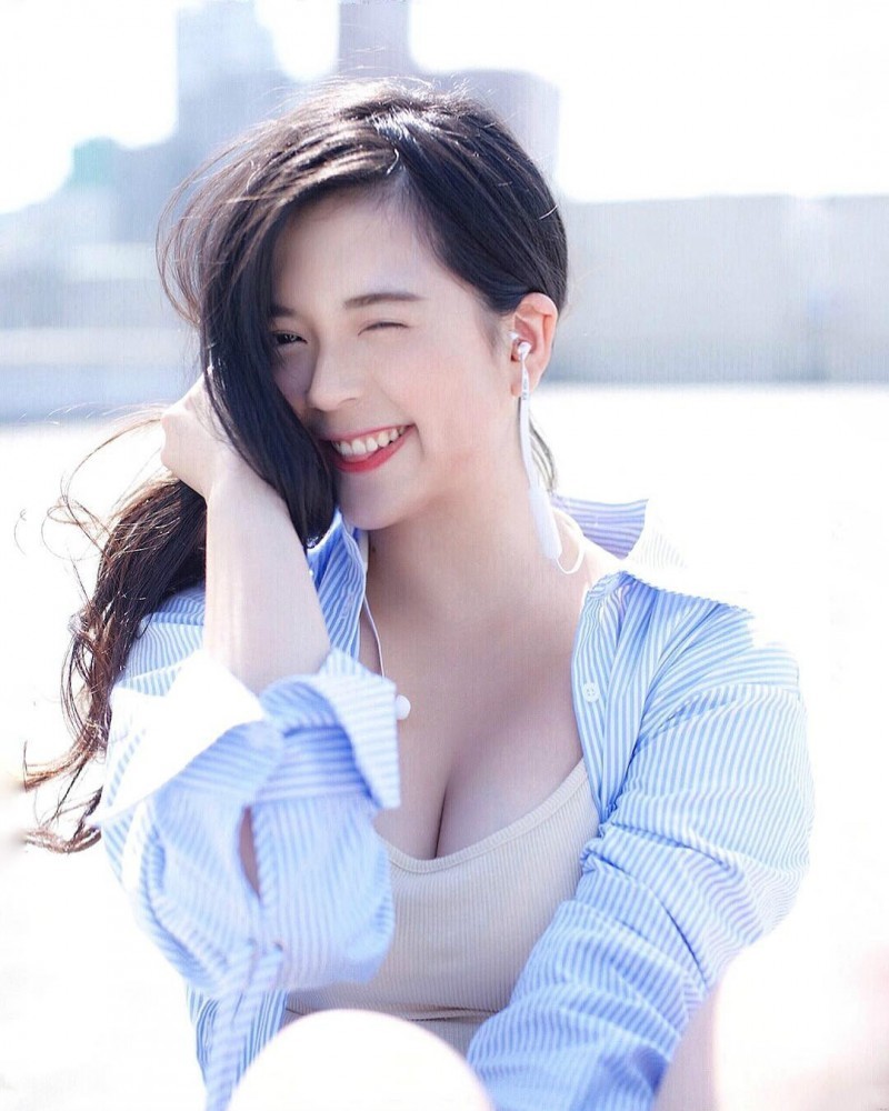 沙滩正妹Fibi Chen 性感美尻肉弹十足令人无法忽视