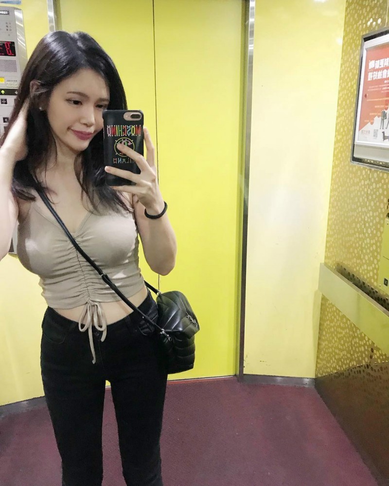 【6upoker】长荣正妹空姐Jessica Liu 脱下潜水服美乳深沟令人血脉喷张