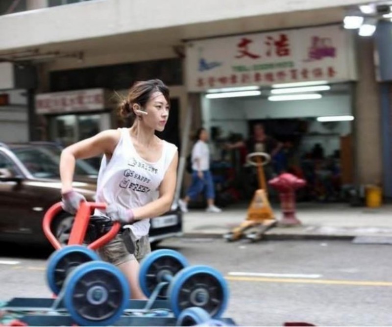 香港最美搬运工朱芊佩 美女搬运工小朱走红节目邀约不断