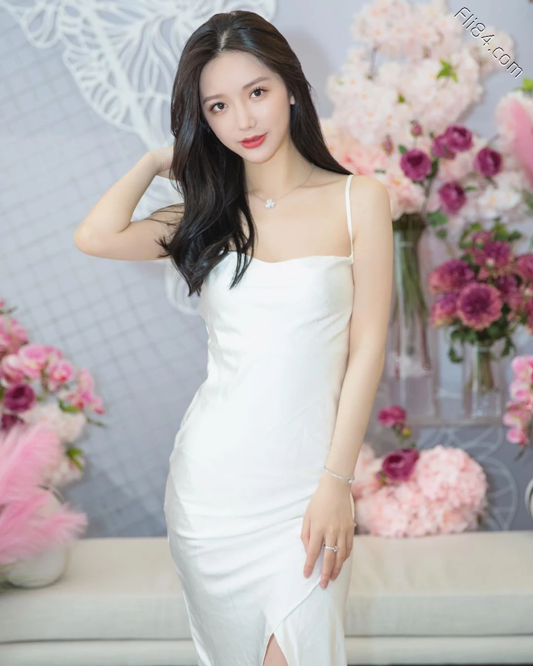 网拍女老板xuer_1230，大秀白皙大长腿，夏天就该这样穿！