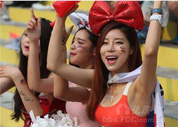 韩国美女球迷助威，成世界杯红色风景线