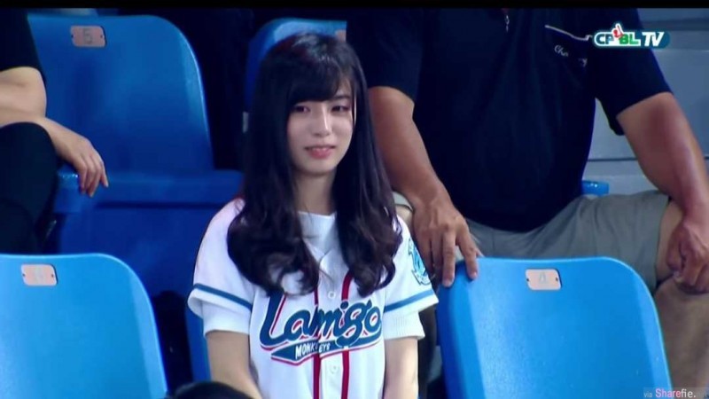 【6upoker】女球迷正妹李宛静 遭摄影师狂拍尴尬表情超可爱