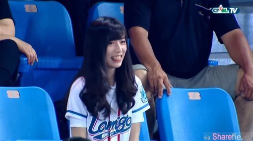 【6upoker】女球迷正妹李宛静 遭摄影师狂拍尴尬表情超可爱