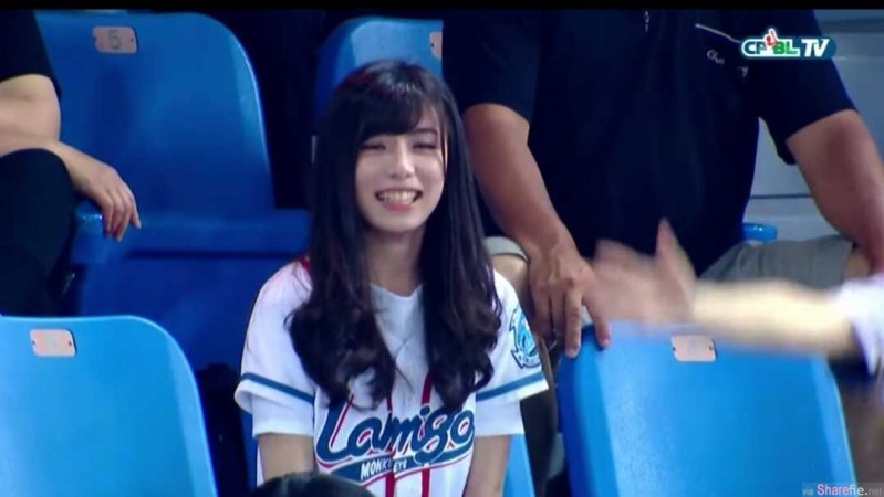 【6upoker】女球迷正妹李宛静 遭摄影师狂拍尴尬表情超可爱