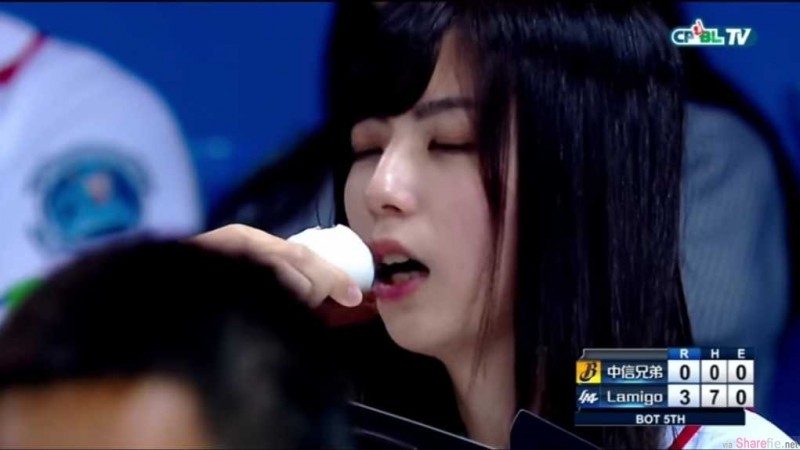 【6upoker】女球迷正妹李宛静 遭摄影师狂拍尴尬表情超可爱