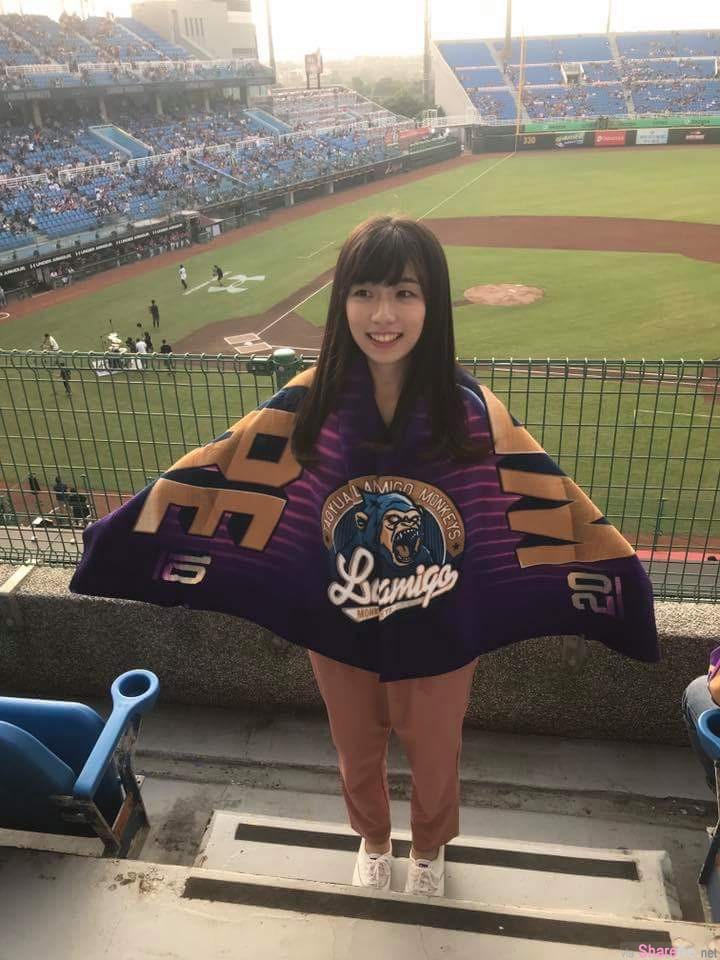 【6upoker】女球迷正妹李宛静 遭摄影师狂拍尴尬表情超可爱