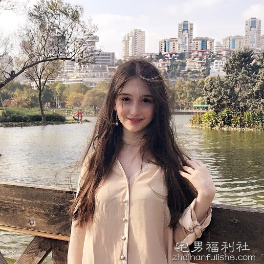 土耳其美女Ilay 不露胸也不露腿绝世美颜吸粉数万