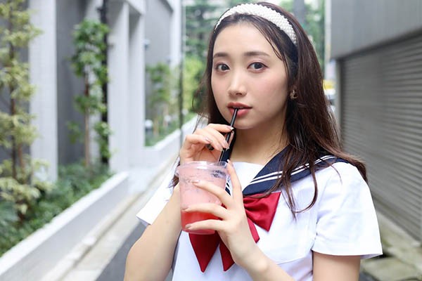 AV最强笑颜加美杏奈宛如隔壁高中妹妹！