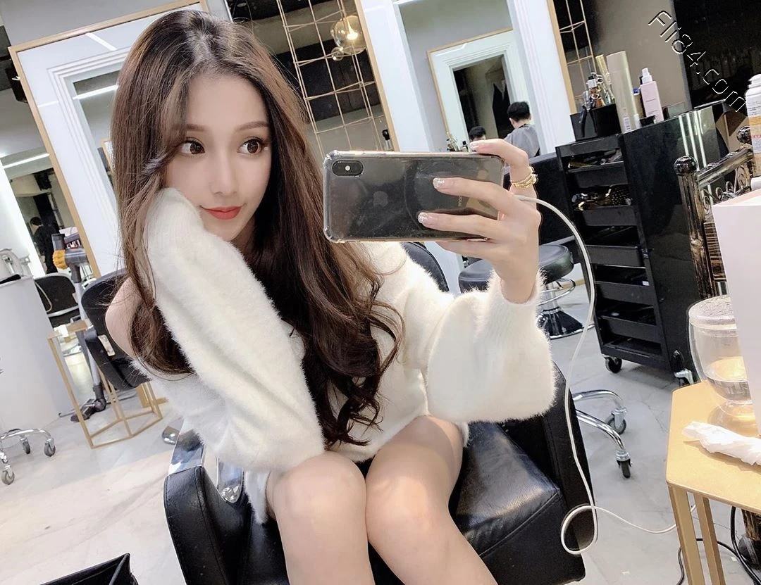 健身美女“罗依璇Demi”，“凶猛事业线”轻松击倒在场硬汉！