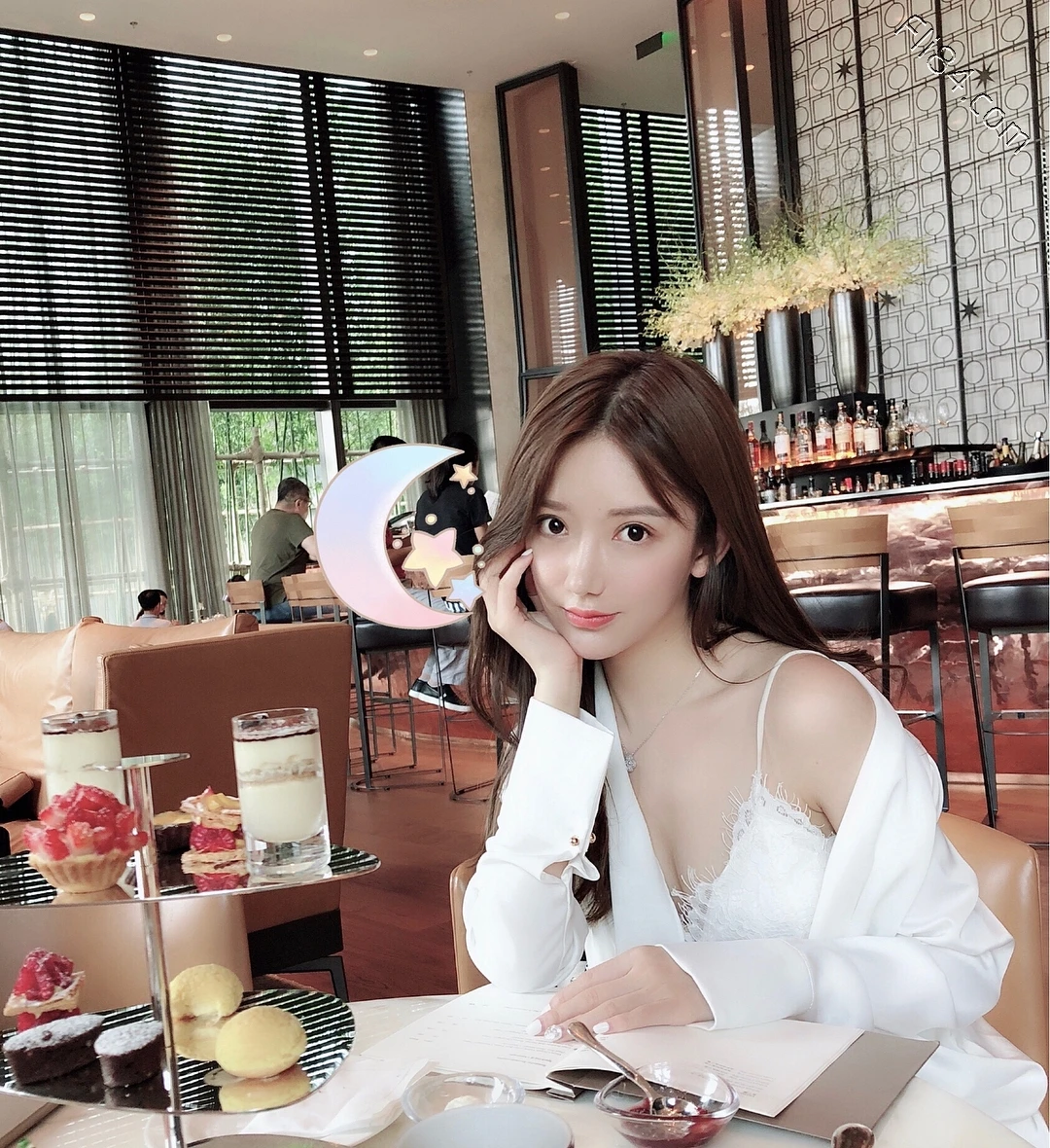 网拍女老板xuer_1230，大秀白皙大长腿，夏天就该这样穿！