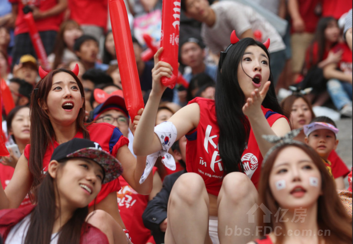 韩国美女球迷助威，成世界杯红色风景线