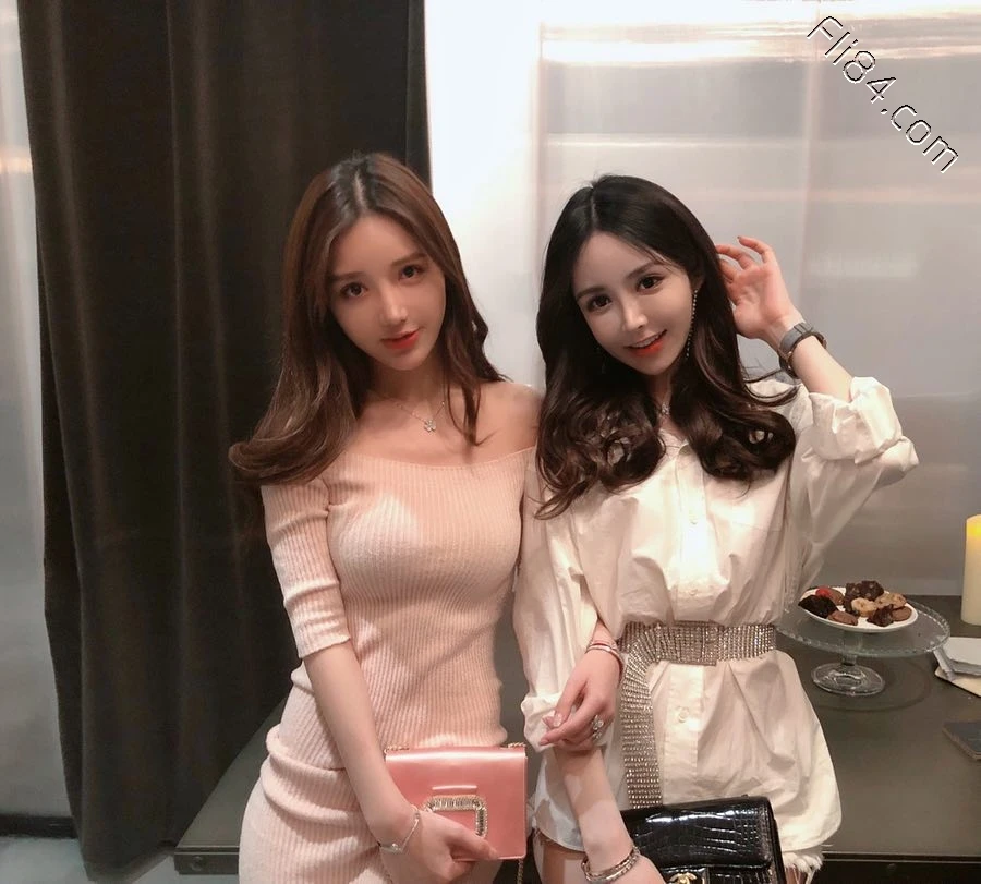 网拍女老板xuer_1230，大秀白皙大长腿，夏天就该这样穿！