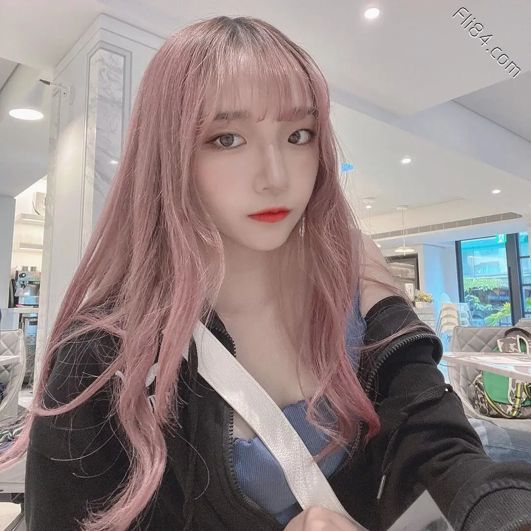 韩系学妹“谢知锜Chih Chi”白皙长腿,魅惑眼神让学长超兴奋!