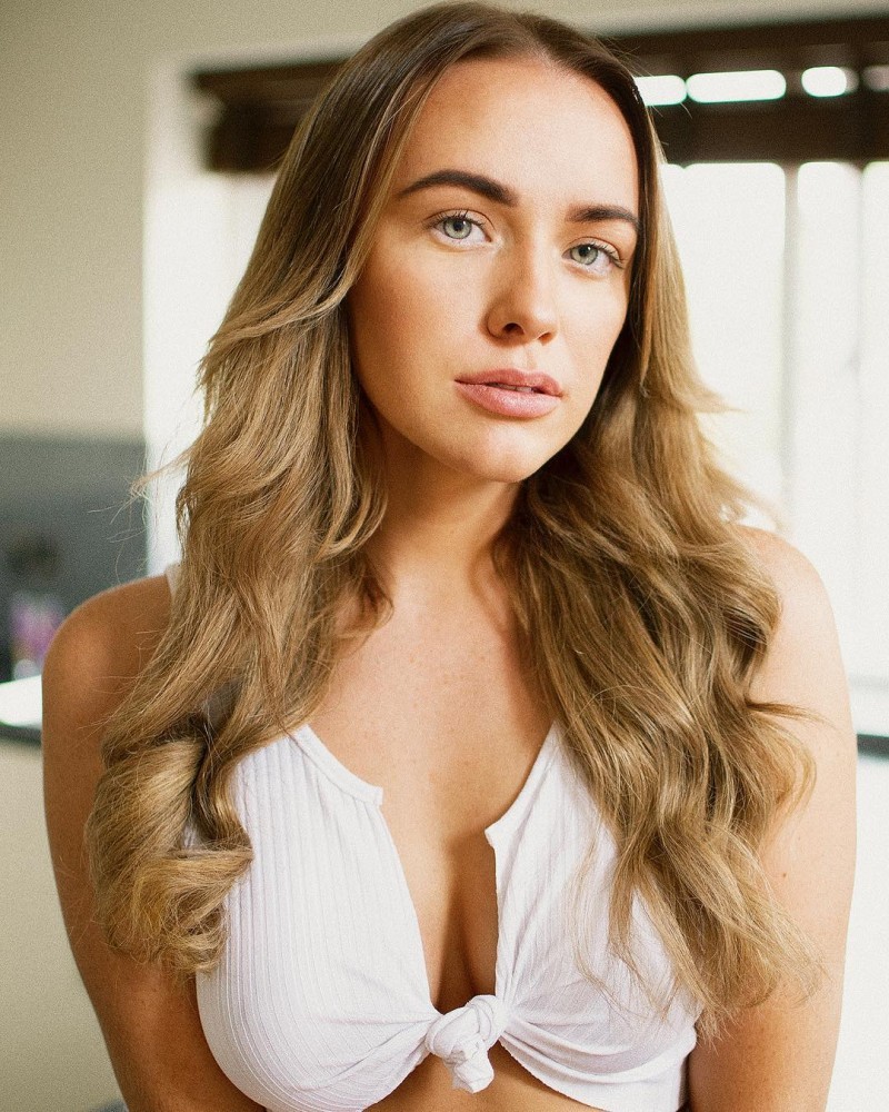 【6upoker】欧美辣妹GigiMarie 脱掉上衣侧乳大放送令人兴奋