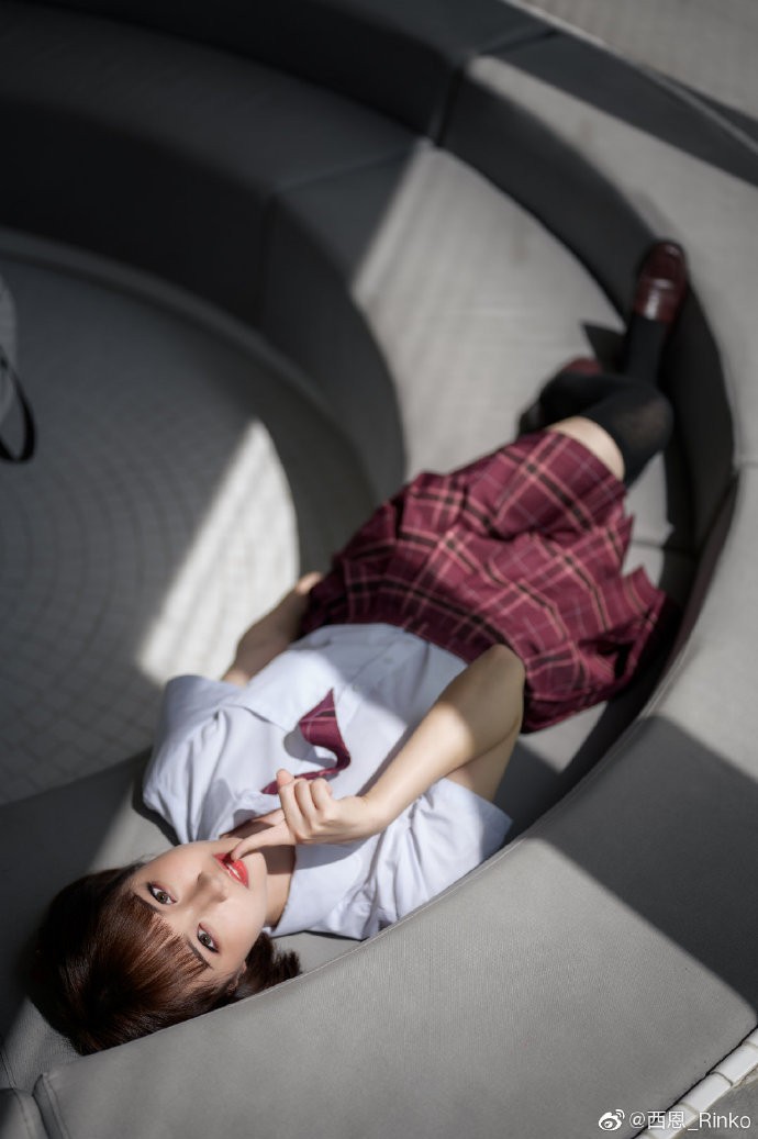 清纯短发美少女 学生服搭配黑色丝袜充满青春气息