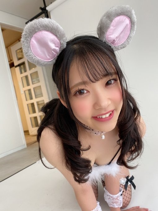 天使美少女「二叶绘麻」扮成性感小老鼠献上酥胸！