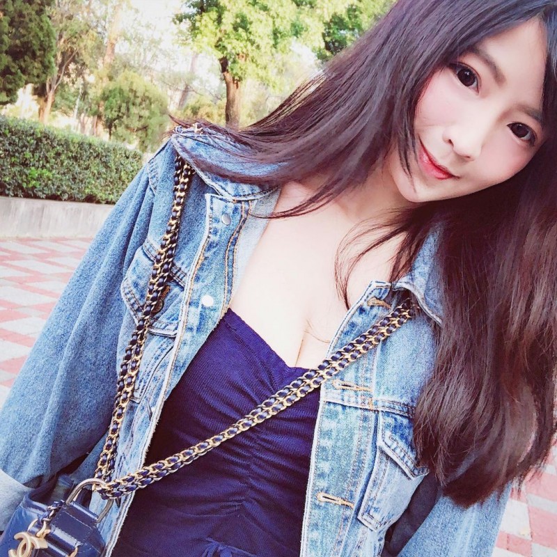 海角七号还能捕捉到「气质美正妹」！连身洋装挡不住好身材，32E果然好突出！