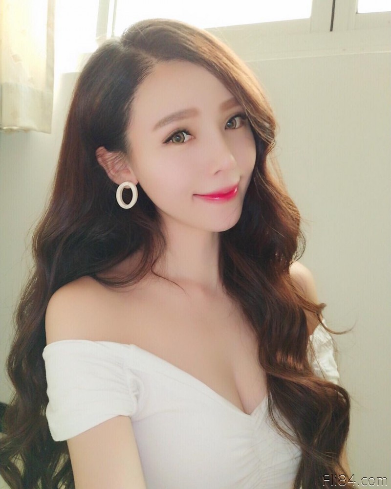 大眼性感御姐“小鱼Savina”，饱满肉球要把白T恤撑爆啦！