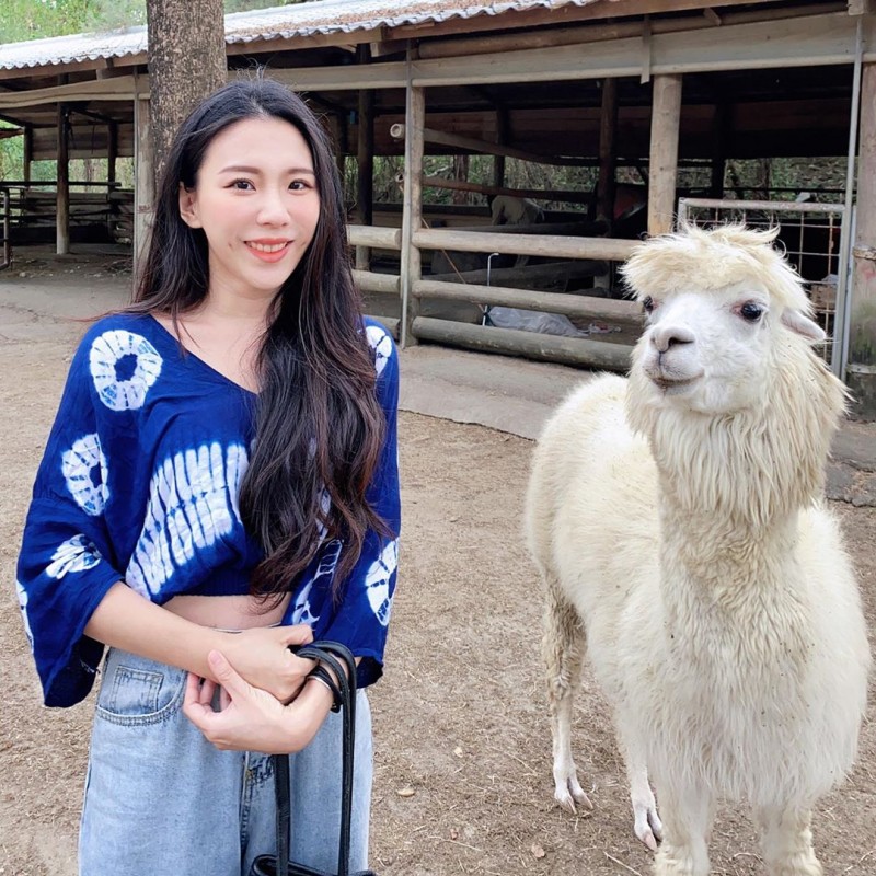 船长醒醒！高人气主持「巧芃Ponpon」甜美梨涡超迷人，乍现深水炸弹让全船都晕头！