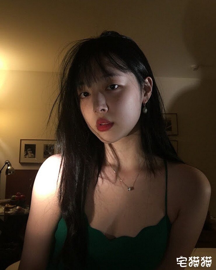 【6upoker】韩国当红女团明星Sulli(雪莉)上身真空凸点照/无胸罩照片曝光！