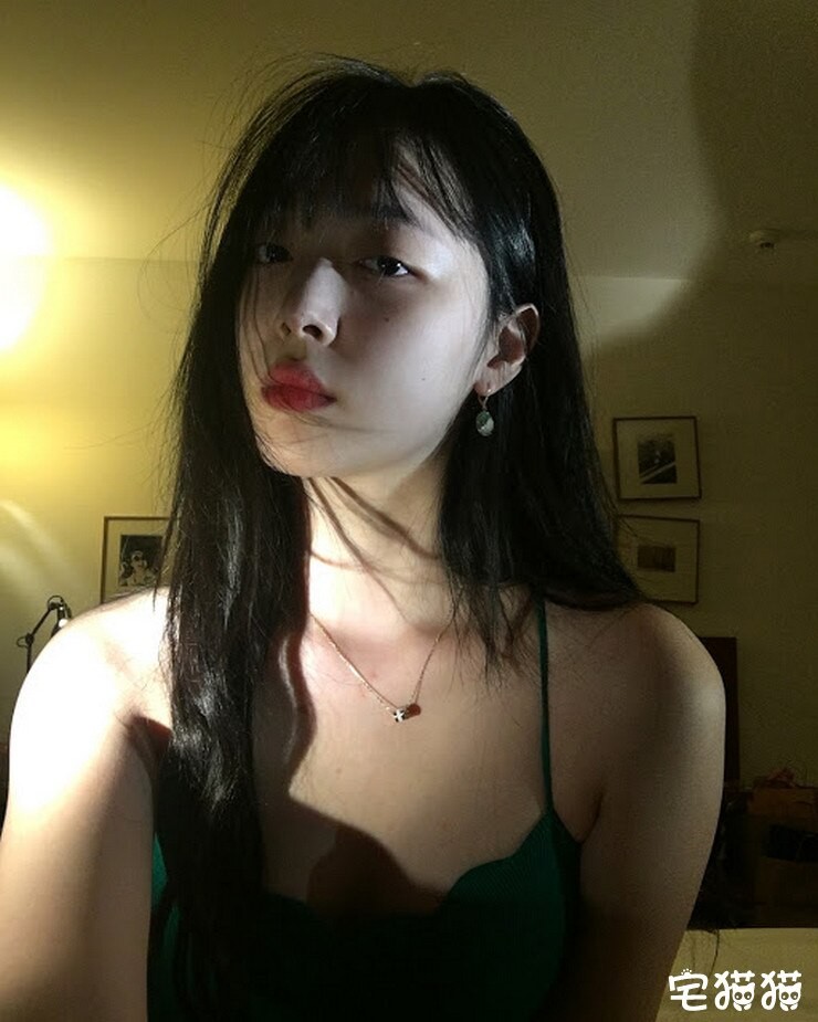 【6upoker】韩国当红女团明星Sulli(雪莉)上身真空凸点照/无胸罩照片曝光！