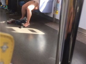 【6upoker】女痴汉摸男乘客下体日本电车又现长发女「下半身全裸」瘫睡，网友发现有亮点！