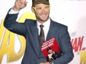 【6upoker】Chris Hemsworth以Phil Hellmuth的装扮出席电影首映礼