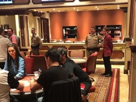 【6upoker】百乐宫扑克室再次被抢，一名警官受伤，罪犯抢救无效死亡！