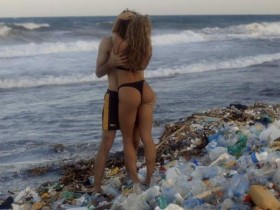 【6upoker】女优Leolulu海边拍片 透过海滩垃圾展现养眼画面