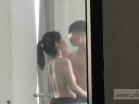 【6upoker】高二情侣躲实验室搓胸口jiao被同学偷拍视频遭疯传!