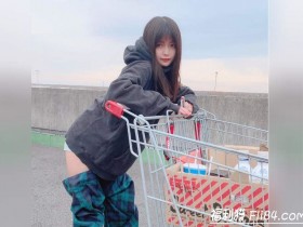 【6upoker】日本正妹穿了像“裤子脱一半”的时尚长靴去逛好市多 引来观众围观！