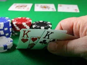 【6upoker】德州扑克如何在盲注位置游戏中小对子？