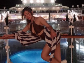 【6upoker】台湾性感正妹Irene Huang 邮轮上穿开洞连体泳衣迷倒男游客