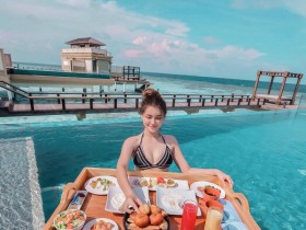 【6upoker】甜美正妹Chuithing Lim晒马尔代夫旅游照 穿比基尼享用漂浮早餐