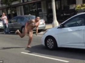 【6upoker】瘋了！裸男狂吼一聲 飛衝直撞來車