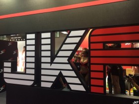 【6upoker】【JKF X 2016 Adult Expo】南梨央奈也來JKF獻簽名　大紅兔女郎裝好亮眼