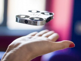 【6upoker】自拍棒OUT!會飛行的拍照無人機《AirSelfie》開啟自拍新境界 精準抓住美好一瞬間