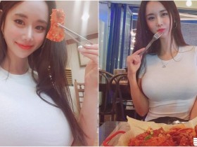 【6upoker】大口吃肉!「雪白豪乳正妹」用餐畫面太兇猛!「胸前海量肉肉」比正餐還要美味啊!