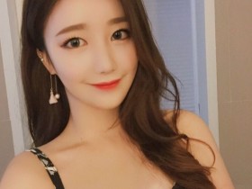 【6upoker】乳量滿滿!氣質出眾「G奶」老師,「緊身爆乳」太邪惡誰還能專心上課…