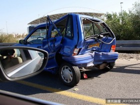 【6upoker】遇到車禍發生時,為何不要立刻去救車裡的人?原來大家都容易忽略這種危險情況!