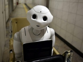 【6upoker】與初代Pepper機器人生活兩年,每天帶他出門看世界