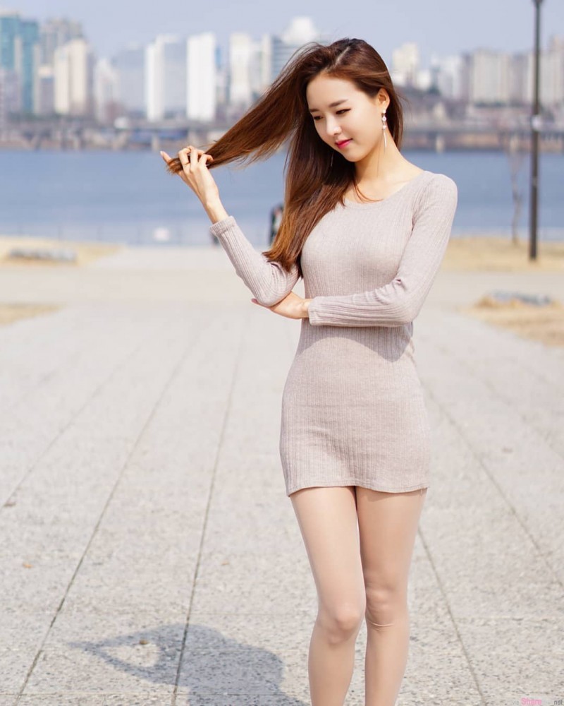 韩国大长腿正妹性感曲线迷人 贴身装露肚脐诱人犯罪