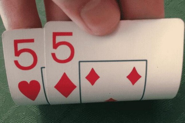 德州扑克如何在比赛中游戏小口袋对子？