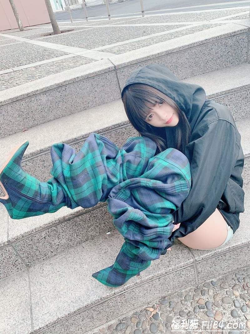 日本正妹穿了像“裤子脱一半”的时尚长靴去逛好市多 引来观众围观！