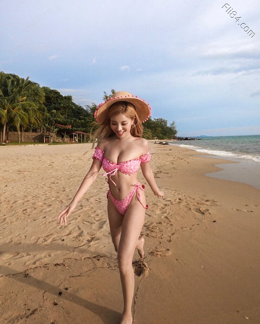 台湾版Angelababy黄琳，沙滩比基尼辣照太惹火，让人越看越热！