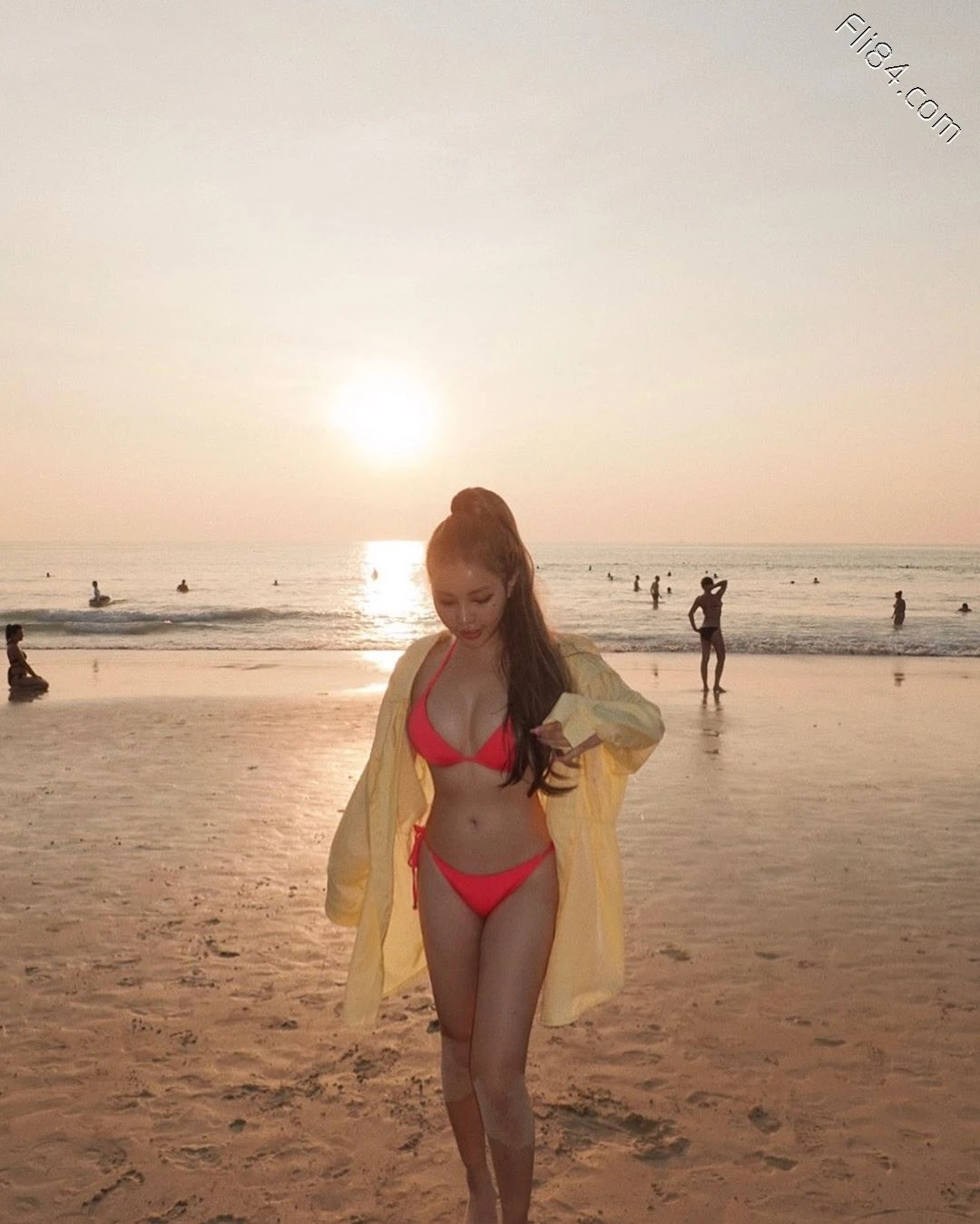 台湾版Angelababy黄琳，沙滩比基尼辣照太惹火，让人越看越热！