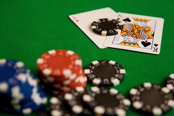 德州扑克筹码量超过100BB的打法