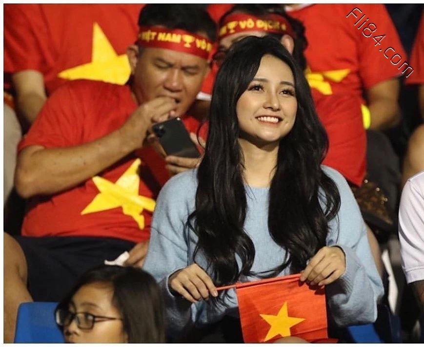 爆乳越南DJ“Jenny”福利无限放送 “饱满奶球”随时要把衣服炸开！