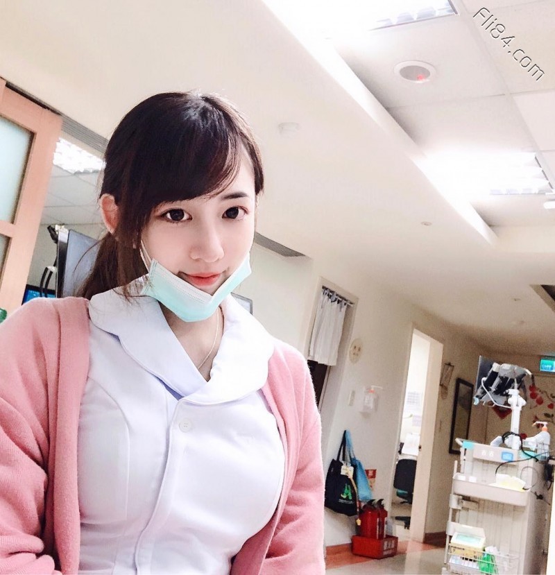 大眼性感护理师Elle怡葶，制服底下隐藏着饱满美乳。